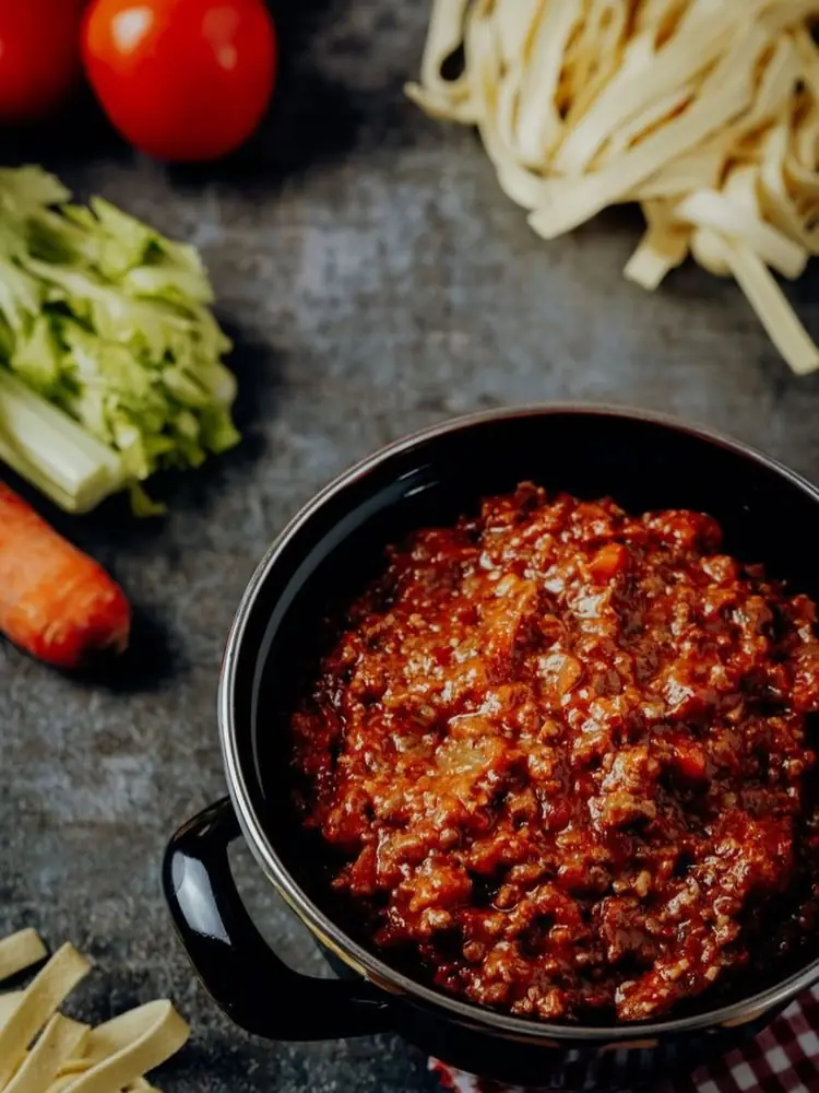 Ragù la ceaun, cu legumele din care se face și tagliatelle proaspete