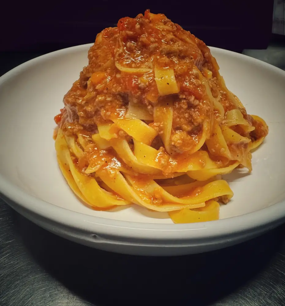 Tagliatelle cu ragù bolognese, în farfurie
