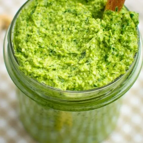 Borcan de pesto proaspăt făcut